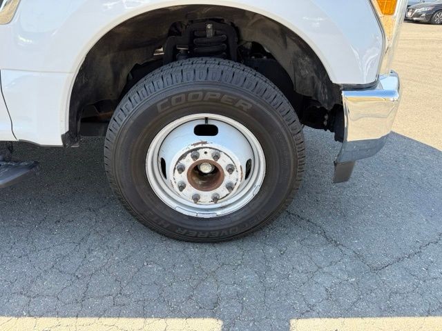 Ford Super Duty F-350 DRW Vehicle Full-screen Gallery Image 11