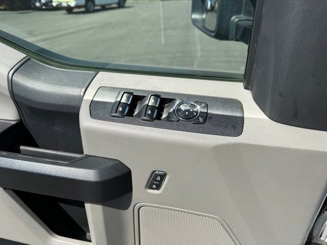 Ford Super Duty F-350 DRW Vehicle Full-screen Gallery Image 19