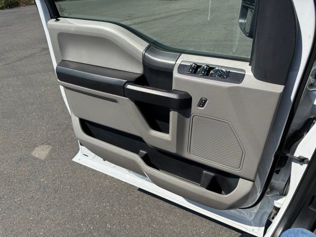 Ford Super Duty F-350 DRW Vehicle Full-screen Gallery Image 20