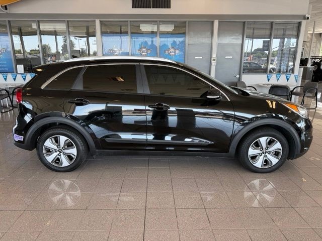 Kia Niro Plug-In Hybrid Vehicle Full-screen Gallery Image 02
