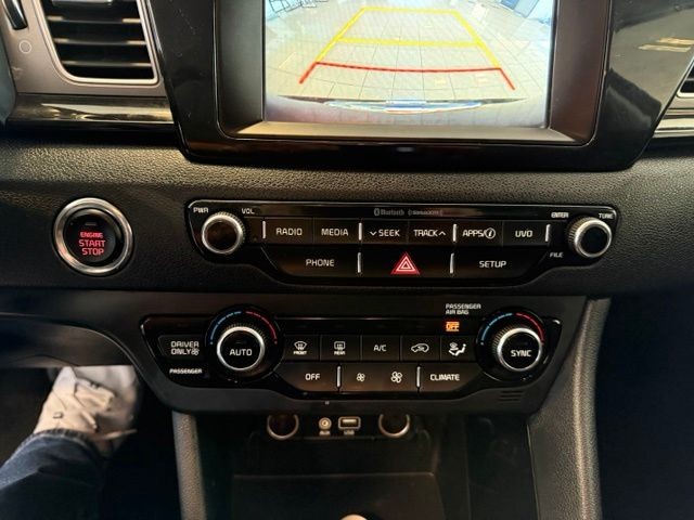 Kia Niro Plug-In Hybrid Vehicle Full-screen Gallery Image 15