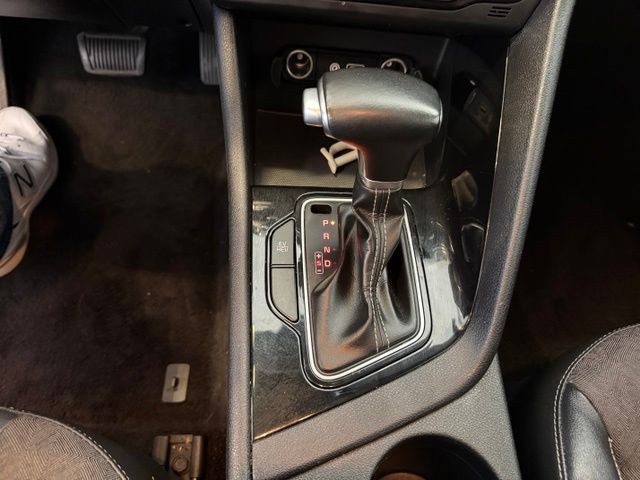 Kia Niro Plug-In Hybrid Vehicle Full-screen Gallery Image 16
