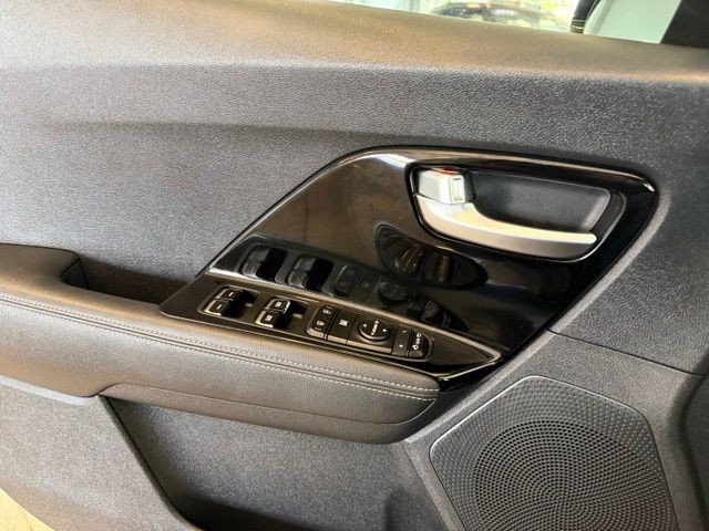 Kia Niro Plug-In Hybrid Vehicle Full-screen Gallery Image 19