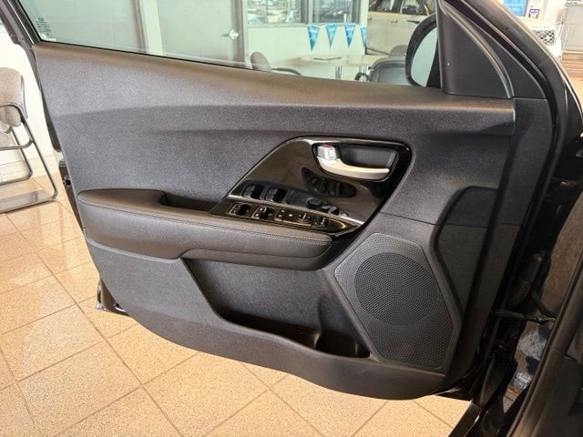 Kia Niro Plug-In Hybrid Vehicle Full-screen Gallery Image 20