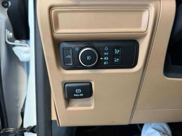 Ford F-150 Vehicle Full-screen Gallery Image 19