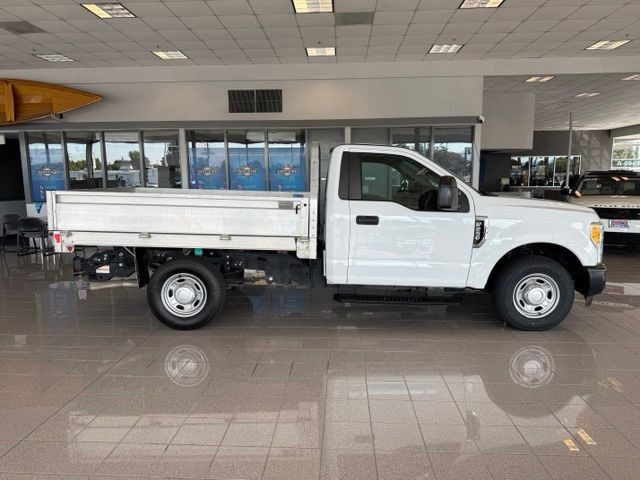 Ford Super Duty F-250 SRW Vehicle Full-screen Gallery Image 02