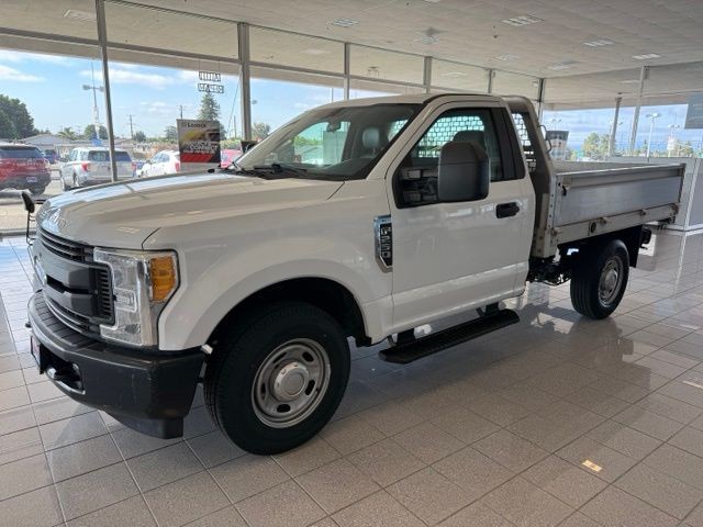 Ford Super Duty F-250 SRW Vehicle Full-screen Gallery Image 06