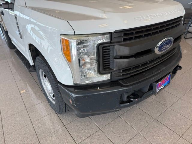 Ford Super Duty F-250 SRW Vehicle Full-screen Gallery Image 08