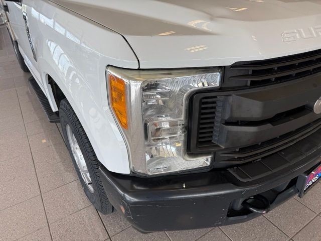 Ford Super Duty F-250 SRW Vehicle Full-screen Gallery Image 09