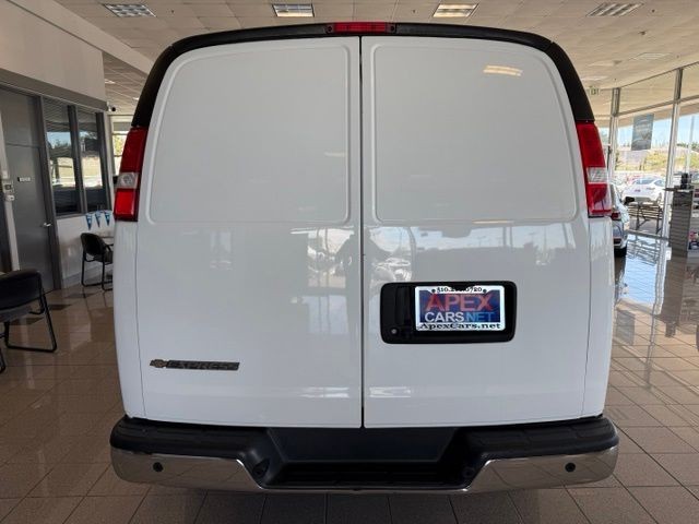 Chevrolet Express Cargo Van Vehicle Full-screen Gallery Image 04