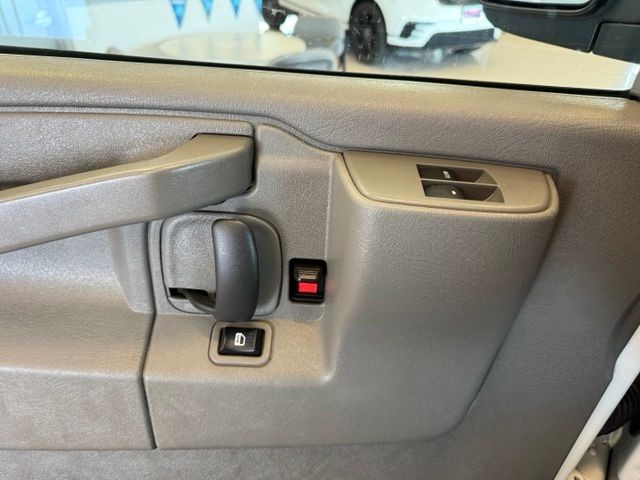 Chevrolet Express Cargo Van Vehicle Full-screen Gallery Image 17