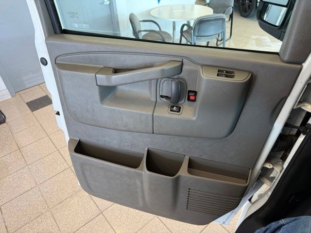 Chevrolet Express Cargo Van Vehicle Full-screen Gallery Image 18
