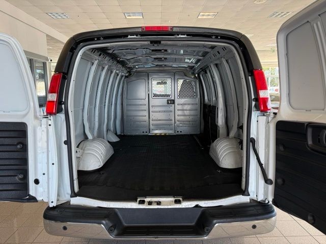 Chevrolet Express Cargo Van Vehicle Full-screen Gallery Image 19