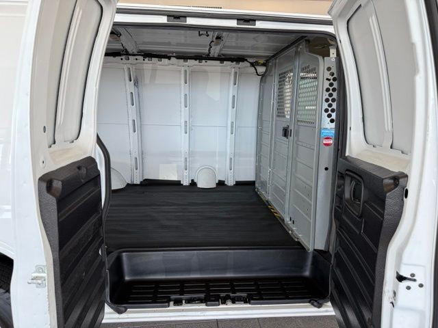 Chevrolet Express Cargo Van Vehicle Full-screen Gallery Image 20