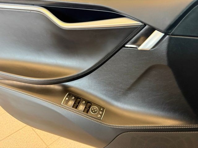 Tesla Model S Vehicle Full-screen Gallery Image 18