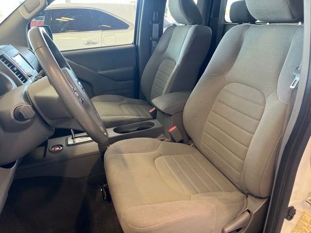 Nissan Frontier Vehicle Full-screen Gallery Image 15