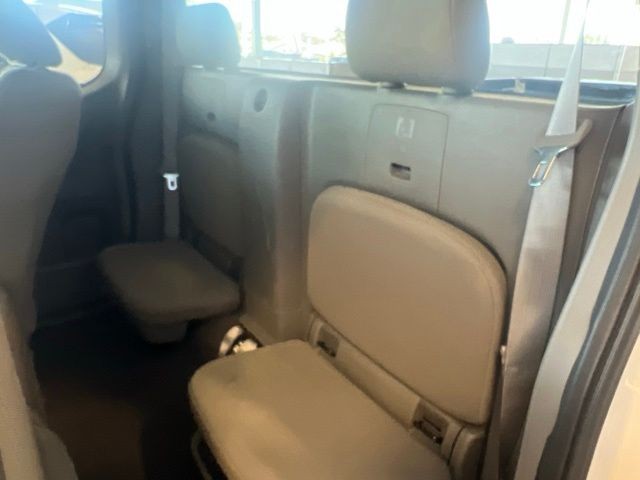 Nissan Frontier Vehicle Full-screen Gallery Image 16