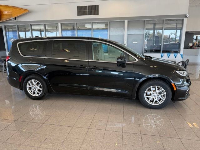 Chrysler Pacifica Vehicle Full-screen Gallery Image 02