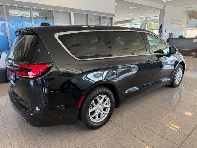 Chrysler Pacifica Vehicle Full-screen Gallery Image 03