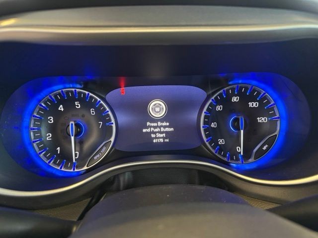 Chrysler Pacifica Vehicle Full-screen Gallery Image 13