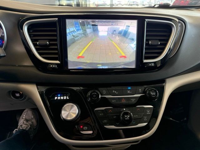 Chrysler Pacifica Vehicle Full-screen Gallery Image 15