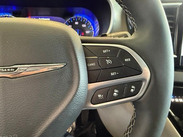 Chrysler Pacifica Vehicle Full-screen Gallery Image 16