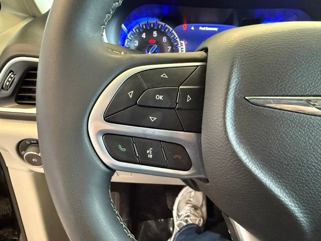 Chrysler Pacifica Vehicle Full-screen Gallery Image 17