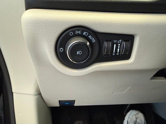 Chrysler Pacifica Vehicle Full-screen Gallery Image 18