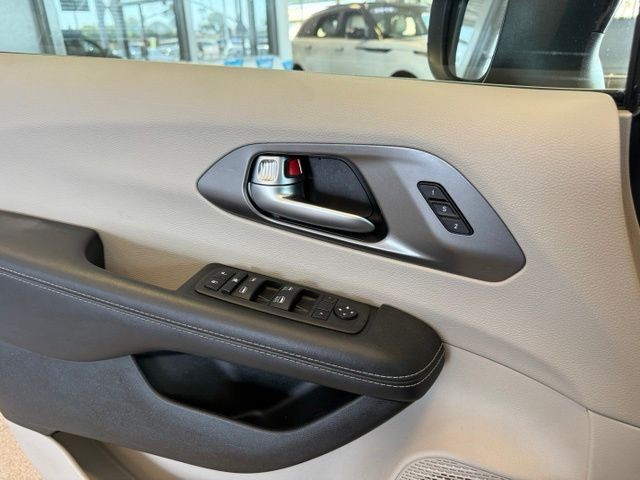 Chrysler Pacifica Vehicle Full-screen Gallery Image 19