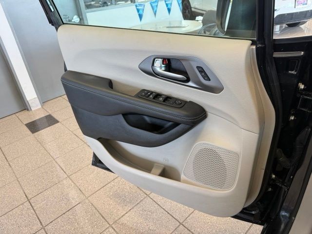 Chrysler Pacifica Vehicle Full-screen Gallery Image 20