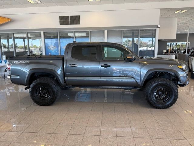 Toyota Tacoma 4WD Vehicle Full-screen Gallery Image 02
