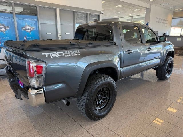 Toyota Tacoma 4WD Vehicle Full-screen Gallery Image 03