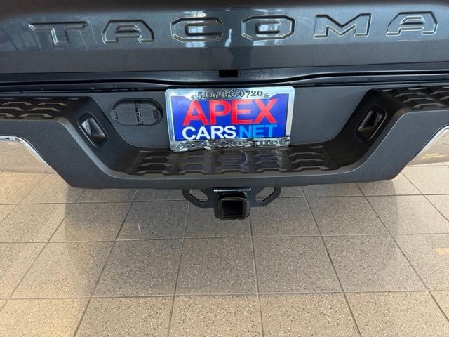 Toyota Tacoma 4WD Vehicle Full-screen Gallery Image 05