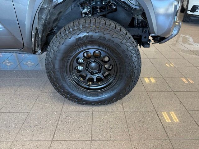 Toyota Tacoma 4WD Vehicle Full-screen Gallery Image 11