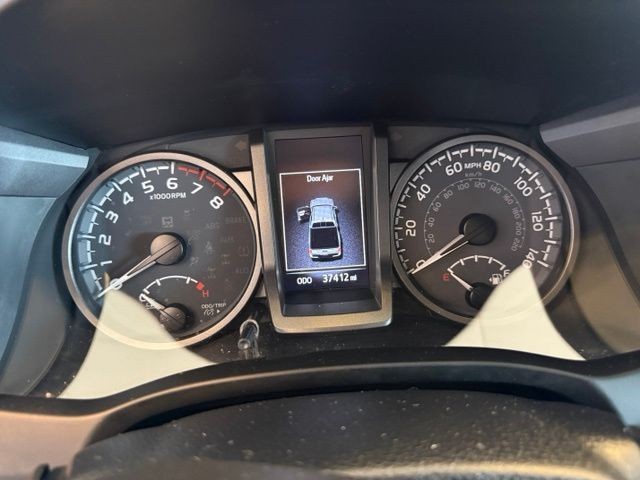 Toyota Tacoma 4WD Vehicle Full-screen Gallery Image 14