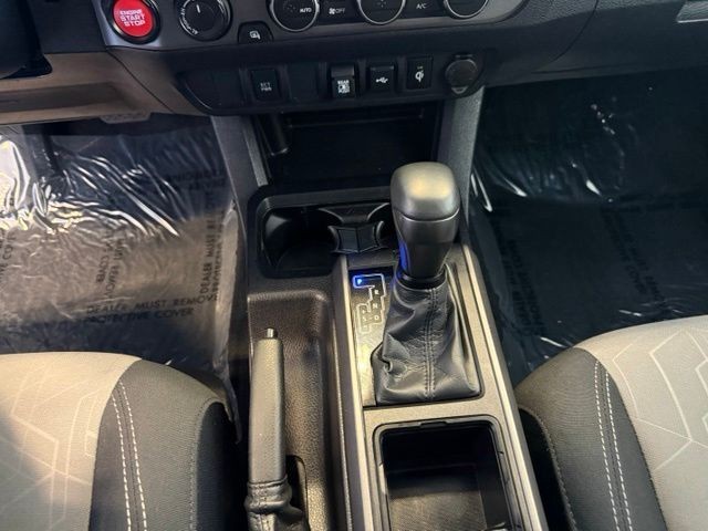Toyota Tacoma 4WD Vehicle Full-screen Gallery Image 17