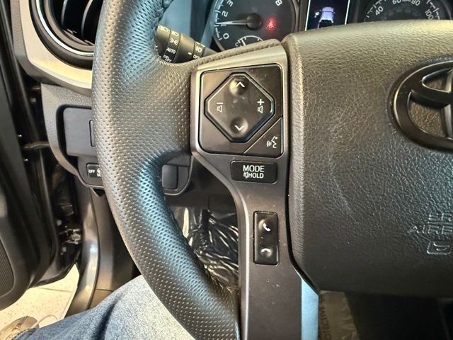 Toyota Tacoma 4WD Vehicle Full-screen Gallery Image 19