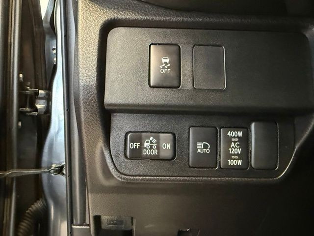 Toyota Tacoma 4WD Vehicle Full-screen Gallery Image 20