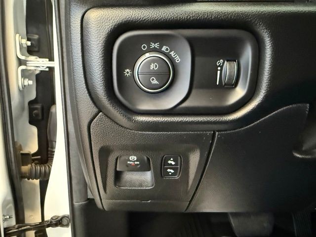Ram 1500 Vehicle Full-screen Gallery Image 19