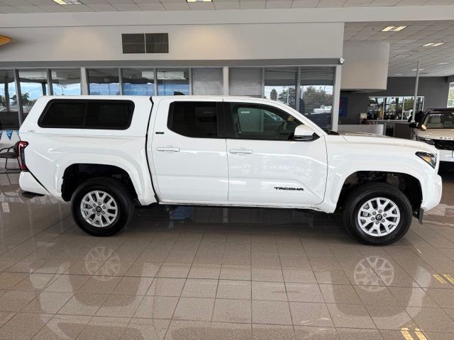 Toyota Tacoma 4WD Vehicle Full-screen Gallery Image 02