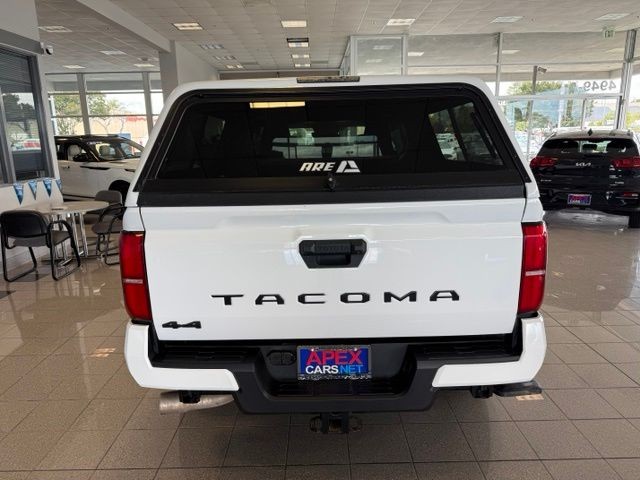 Toyota Tacoma 4WD Vehicle Full-screen Gallery Image 04