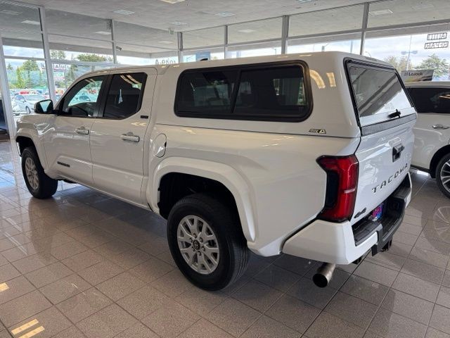 Toyota Tacoma 4WD Vehicle Full-screen Gallery Image 05