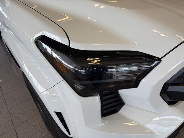 Toyota Tacoma 4WD Vehicle Full-screen Gallery Image 09