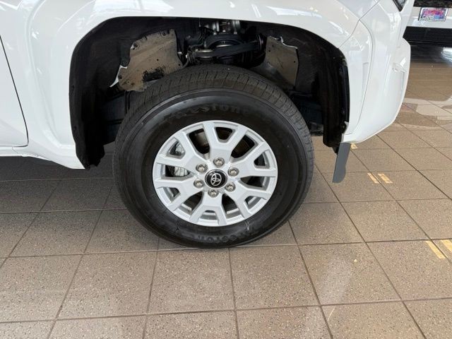 Toyota Tacoma 4WD Vehicle Full-screen Gallery Image 10