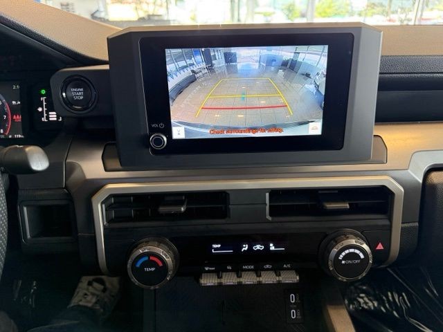 Toyota Tacoma 4WD Vehicle Full-screen Gallery Image 14