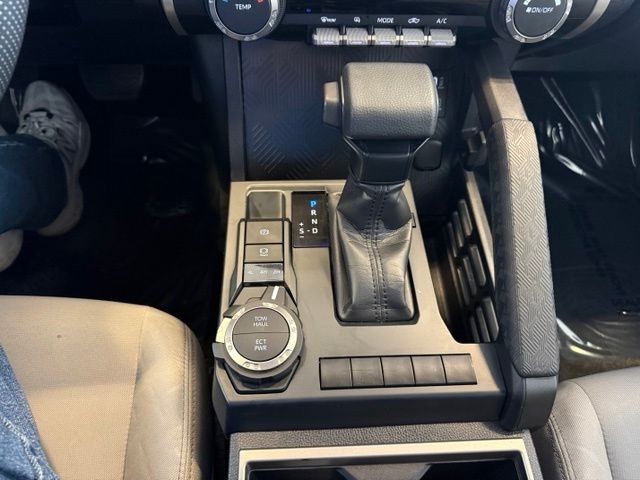 Toyota Tacoma 4WD Vehicle Full-screen Gallery Image 15