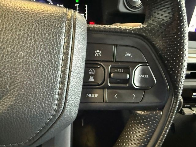Toyota Tacoma 4WD Vehicle Full-screen Gallery Image 16