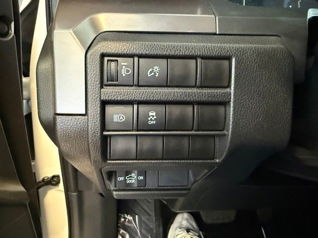 Toyota Tacoma 4WD Vehicle Full-screen Gallery Image 18