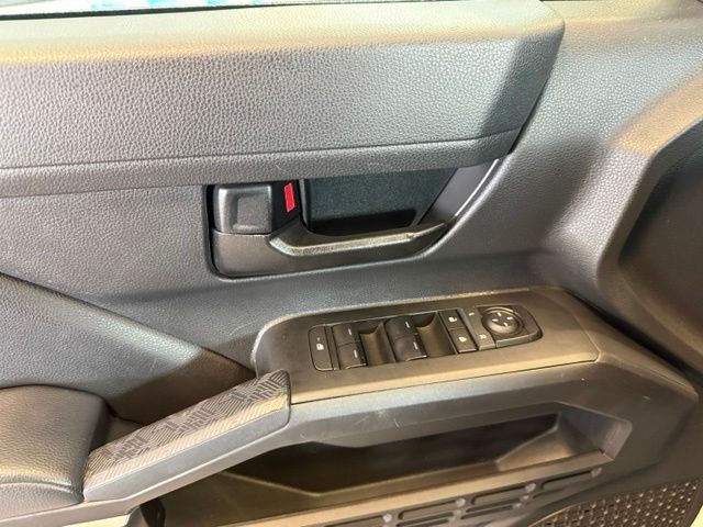 Toyota Tacoma 4WD Vehicle Full-screen Gallery Image 19
