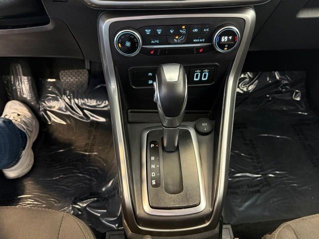 Ford EcoSport Vehicle Full-screen Gallery Image 17